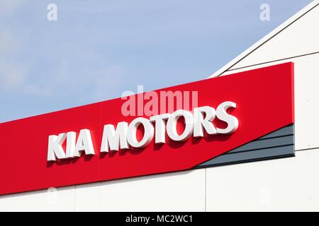 Horsens, Danemark - 1 Avril 2018 : Kia Motors logo sur un mur d'un concessionnaire. Kia Motors Corporation basé à Séoul Banque D'Images