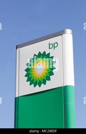 Macon, France - 22 mars 2016 : le logo de BP sur un panneau. Nom également BP British Petroleum, est l'un des six plus grandes compagnies pétrolières et gazières Banque D'Images