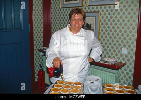 Lea Linster, Starköchin luxemburgische auf Schloss Sayn, Deutschland 2004. Le chef étoilé Lea Linster luxembourgeois de la préparation au Schloss Sayn, Allemagne 2004. Banque D'Images