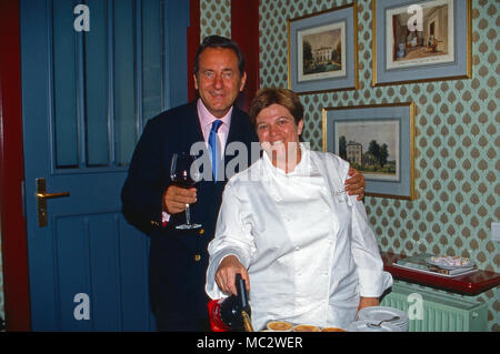 Lea Linster, Starköchin luxemburgische auf Schloss Sayn, Deutschland 2004. Le chef étoilé Lea Linster luxembourgeois de la préparation au Schloss Sayn, Allemagne 2004. Banque D'Images