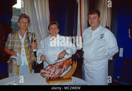 Lea Linster, Starköchin luxemburgische auf Schloss Sayn, Deutschland 2004. Le chef étoilé Lea Linster luxembourgeois de la préparation au Schloss Sayn, Allemagne 2004. Banque D'Images