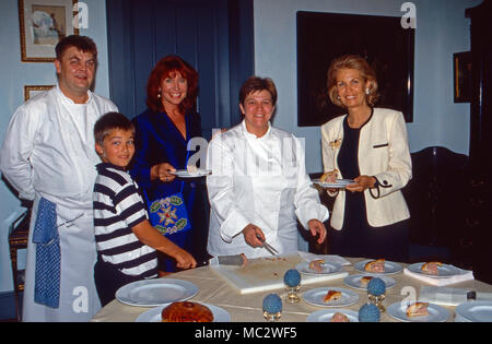 Lea Linster, luxemburgische, Starköchin mit Fürstin Marianne zu Sayn-Wittgenstein-Sayn auf Schloss Sayn, Deutschland 2004. Le chef étoilé Lea Linster luxembourgeoises avec Marianne, la Princesse zu Sayn-Wittgenstein-Sayn à Schloss Sayn, Allemagne 2004. Banque D'Images