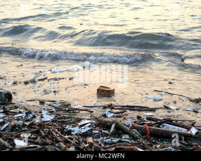 Mousse plastique verre bouteille bambou des ordures et la pollution atmosphérique sur la plage Banque D'Images