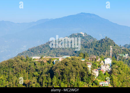 Pelling vue panoramique vue aérienne. Pelling est une ville dans le district de West Sikkim, Inde Banque D'Images