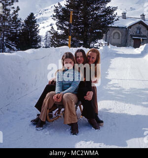 Eliette von Karajan mit den beiden Töchtern Isabel und im Schnee, Arabel Österreich 1972. Eliette von Karajan avec les filles Isabel et Arabel dans la neige, en Autriche 1972. Banque D'Images