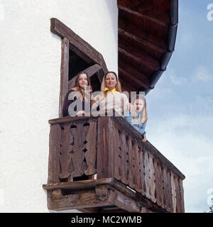 Eliette von Karajan mit den beiden Töchtern Isabel (liens) Arabel und im Schnee, Österreich 1972. Eliette von Karajan avec les filles (à gauche) et dans la neige, Arabel Autriche 1972. Banque D'Images