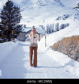 Eliette von Karajan im Schnee, Österreich 1972. Eliette von Karajan dans la neige, en Autriche 1972. Banque D'Images