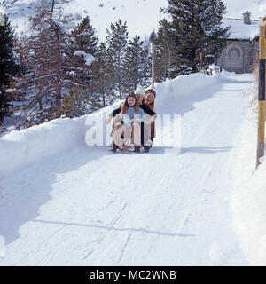 Eliette von Karajan mit den beiden Töchtern Isabel und im Schnee, Arabel Österreich 1972. Eliette von Karajan avec les filles Isabel et Arabel dans la neige, en Autriche 1972. Banque D'Images