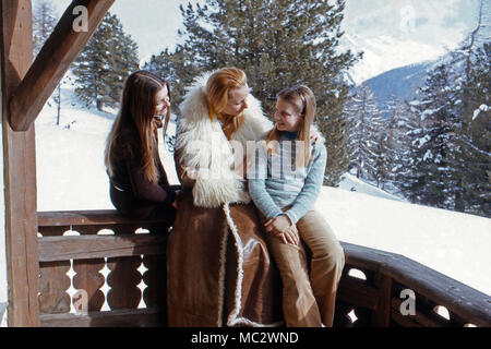 Eliette von Karajan mit den beiden Töchtern Isabel (liens) Arabel und im Schnee, Österreich 1972. Eliette von Karajan avec les filles (à gauche) et dans la neige, Arabel Autriche 1972. Banque D'Images