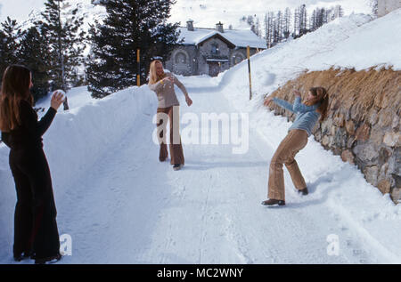 Eliette von Karajan mit den beiden Töchtern Isabel (liens) Arabel und im Schnee, Österreich 1972. Eliette von Karajan avec les filles (à gauche) et dans la neige, Arabel Autriche 1972. Banque D'Images