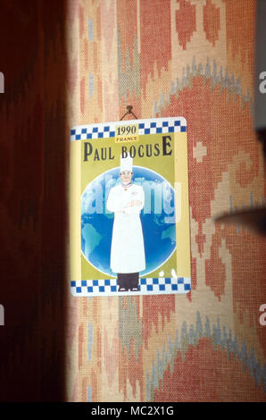 Der französische Sternekoch Werbeschild auf einem Paul Bocuse à Collonges-au-Mont-d'Or, Frankreich 1995. Haute qualité française chef Paul Bocuse sur une publicité assiette à Collonges-au-Mont-d'Or, France 1995. Banque D'Images