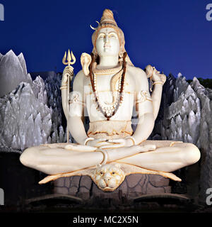 Grande statue du dieu Shiva assis en lotus posent avec trident dans Murugeshpalya Temple à Bangalore, Inde. Cette statue de Shiva est le plus élevé dans le monde. Banque D'Images