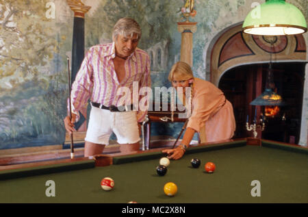 Gunter Sachs mit Ehefrau Mirja beim Billard. Gunter Sachs avec son épouse Mirja jouant au billard. Banque D'Images