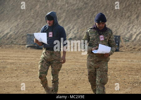 Les forces de sécurité irakiennes évaluent le positionnement des tirs sur une cible après avoir tiré des fusils AK-47 pendant l’entraînement du bataillon du désert à Al Taqaddum, Irak, le 24 janvier 2018. L'AK-47 est un fusil d'assaut à gaz de 7,62 × 39 mm conçu par Mikhail Kalachnikov. L'image d'archives enregistre une formation combinée de la force opérationnelle interarmées et de l'opération inhérente à la résolution des problèmes de tir. Banque D'Images