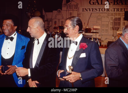 Sänger Roberto Blanco, Jörg Immendorff, deutscher und Gegenwartskünstler, acteurs et actrices Jetset Don Jaime de Mora y Aragon à Düsseldorf, Deutschland 1998. Singer Roberto Blance, artiste allemand Joerg Immendorff et noble espagnol et l'acteur Don Jaime de Mora y Aragon à Duesseldorf, Allemagne 1998. Banque D'Images