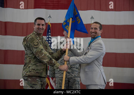 Le changement de commandement du commandant honoraire à la Moody Air Force base a transféré le guidon à un nouveau commandant honoraire du 93e AGOW le 26 janvier 2018. L'image d'archives enregistre la cérémonie et l'engagement du programme. Banque D'Images