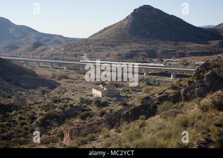 Le train de voyageurs à grande vitesse AVE à la campagne d'Espagne Banque D'Images