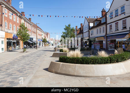 Leys Avenue, avec le mobilier urbain, à Letchworth Garden City, Hertfordshire. Banque D'Images