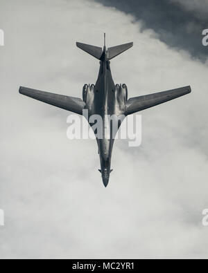 Un U.S. Air Force B-1B Lancer, affecté à la 37e Escadron expéditionnaire piégée, Ellsworth Air Force Base, S.D., vole sur la mer de Chine orientale, le 9 janvier 2018. La Lancer sert de première plate-forme pour les bombardiers à long rayon d'action, la réalisation la plus grande charge utile classiques des armes guidées et non guidées dans l'inventaire de l'Armée de l'air. (U.S. Photo de l'Armée de l'air par le sergent. Peter Reft) Banque D'Images