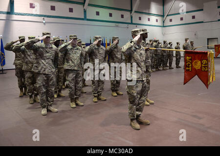 Les membres de l'équipe de contrôle de mouvement 612e, 53e Bataillon de contrôle des mouvements, 7e brigade expéditionnaire (transport), salut les hauts dirigeants au cours d'une cérémonie à déploiement Joint Base Langley-Eustis, Virginie, le 26 janvier 2018. L'équipe a été la préparation pour le déploiement de l'opération Atlantic résoudre pour les six derniers mois . (U.S. Air Force photo par un membre de la 1re classe Monica Roybal) Banque D'Images