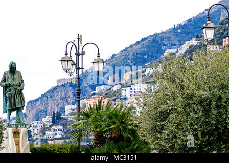 Vue panoramique sur le port d'Amalfi, côte amalfitaine, Italie Banque D'Images