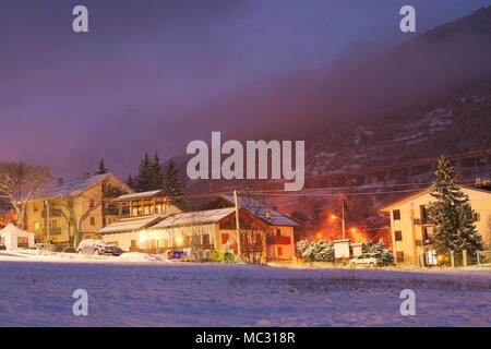 Beaulard, Italie : Petit village alpin de nuit dans d'importantes chutes de neige Banque D'Images