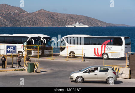 Aire de stationnement des autobus d'excursion sur le front à Agios Nikolaos, Crète, Grèce Banque D'Images