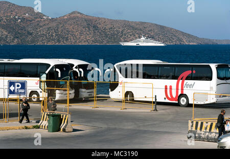 Aire de stationnement des autobus d'excursion sur le front à Agios Nikolaos, Crète, Grèce Banque D'Images