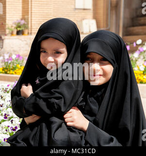 Soeurs iraniennes portant tchador. Shiraz, Iran © Antonio Ciufo Banque D'Images