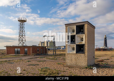 Dungeness, Kent, Angleterre, Royaume-Uni - Octobre 28, 2016 : La Station expérimentale avec la centrale nucléaire de Dungeness et le vieux Phare dans le backgroun Banque D'Images