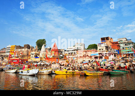 VARANASI, INDE - 12 avril : Bateaux sur le fleuve de Ganges sur l'Maha Shivaratri festival le 12 avril 2012 à Dasashwamedh ghat de Varanasi, U Banque D'Images