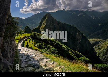 Le Machu Picchu au Pérou - voir sur un pic de montagne Banque D'Images