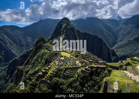 Le Machu Picchu au Pérou - voir sur un pic de montagne Banque D'Images