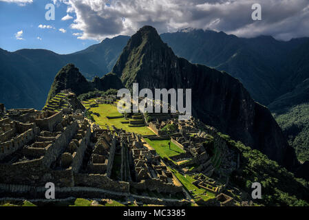 Le Machu Picchu au Pérou - voir sur un pic de montagne Banque D'Images