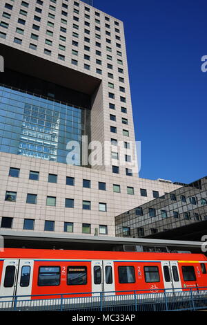 S-Bahn Station 'Messe', S-Bahnhof " Frankfurt (Main) Messe", près de Gatehouse, Messe Torhaus, salon des capacités, Frankfurt am Main, Allemagne Banque D'Images