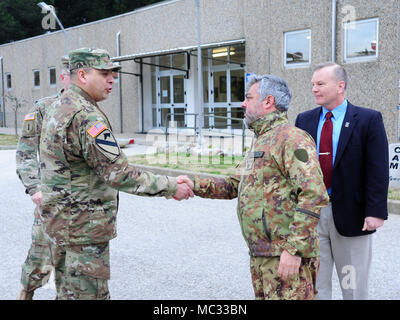 (De gauche) Le lieutenant-colonel de l'armée américaine Ismael B. Natividad, activité de soutien à la formation de l'Europe (TSAE) Directrice, accueille le colonel de l'armée italienne, Marco Becherini Folgore (ABN) Centre d'entraînement de brigade commandant et James C. Matheson, Division du soutien régional de formation, chef du Commandement de l'instruction de l'Armée 7e, pendant la visite à Lustrissimi TSAE Directeur Secteur d'entraînement, Livorno, Italie, Mai 30, 2018.(photo de Vincenzo Vitiello/libérés) Banque D'Images