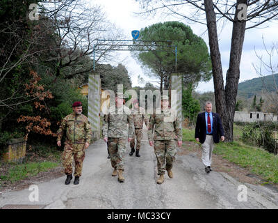 (De gauche), le colonel de l'armée italienne, Marco Becherini Folgore (ABN) Centre d'entraînement de la Brigade de l'armée américaine, commandant le Sgt. Le major Anthony R. Valdez, 7 l'instruction de l'Armée de la commande G-3, sergent-major de l'armée américaine Lt.Col. Ismael B. Natividad, activité de soutien à la formation de l'Europe (TSAE) Directeur, et James C. Matheson, chef de la Division du soutien régional de formation, la formation de l'armée du Sud 7e commande, pendant la visite à Valle Directeur TSAE Ugione Domaine de formation, Livorno, Italie, Mai 30, 2018. (Photo par Vincenzo Vitiello/relâché). Banque D'Images