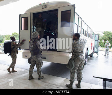 Un membre de l'armée américaine fonctionne de concert avec les membres de l'US Air Force pour fermer les portes d'un bus de transport pour raison médicale le 26 janvier 2018, à Kadena Air Base, au Japon. Le 18e Groupe médical a mené un exercice de formation conjointe sur le terrain. (U.S. Photo de l'Armée de l'air par la Haute Airman Jessica H. Smith) Banque D'Images