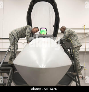 Tech. Le Sgt. John Duckworth, F-22 avionique dans le 365e Escadron d'entraînement, le sergent-chef en chef donne de l'Armée de l'air Kaleth O. Wright un regard de l'intérieur de la Base Aérienne de Sheppard's F-22 formateur maintenance le 25 janvier 2018, au cours d'une visite de l'installation et d'autres cours. L'CMSAF a commencé une tournée d'immersion de deux jours de l'Armée de l'air technique la plus grande installation de formation et à l'étranger ouverte et programme d'entraînement en vol exploité ici. (U.S. Air Force photo par Alan R. Quevy) Banque D'Images