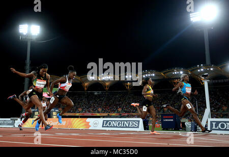 Shaunae Miller-Uibo des Bahamas (à droite), la Jamaïque a Shericka Jackson (deuxième à droite) et en Angleterre avec la Dina Asher-Smith (centre) finishe première, deuxième et troisième respectivement dans la Women's 200m finale au stade de Carrare pendant huit jours du 2018 Jeux du Commonwealth à la Gold Coast, Australie. Banque D'Images