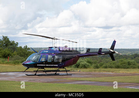 L'hélicoptère utilisé pour 'Vol d'Anges' de visite sur Victoria Falls (Mosi-oa-Tunya) à la frontière du Zimbabwe et de la Zambie. Banque D'Images