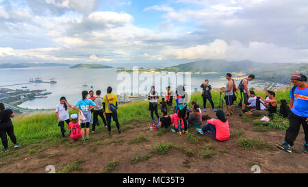 Sabah, Malaisie - 06 août 2016 : un groupe de randonneurs prenant selfie en haut de la montagne . L'image a du grain ou le sujet est flou ou du bruit ou est en dehors Banque D'Images