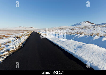 Route enneigée déserte en Scottish Highlands Banque D'Images