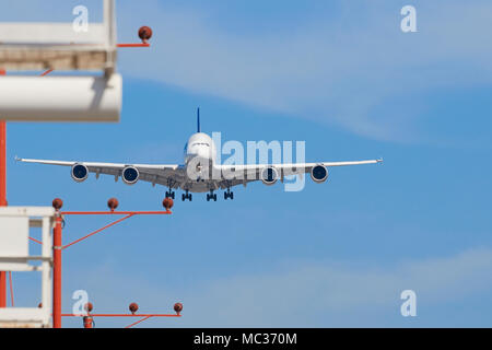 Lufthansa Airbus A380, super jumbo jet passagers en approche finale de l'Aéroport International de Los Angeles, LAX, Californie, USA. Banque D'Images