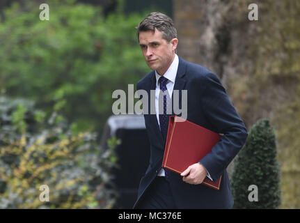 Le secrétaire d'État à la défense, Gavin Williamson, arrive à Downing Street, à Londres, pour une réunion du cabinet pour discuter de la Syrie le conflit. Banque D'Images