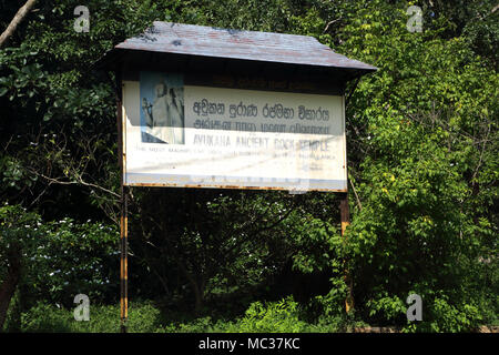 Avukana Kekirawa antique Temple Rock North Central Province Sri Lanka signe multilingue Banque D'Images