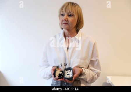 Beaux-Arts student Bonnie Kavanagh détient sa collection de petits coeurs en porcelaine, qui sont un hommage aux bébés de Tuam et seront affichées dans la galerie de Dublin Zozimus. Banque D'Images