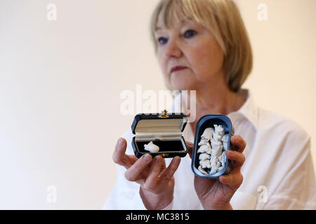 Beaux-Arts student Bonnie Kavanagh détient sa collection de petits coeurs en porcelaine, qui sont un hommage aux bébés de Tuam et seront affichées dans la galerie de Dublin Zozimus. Banque D'Images