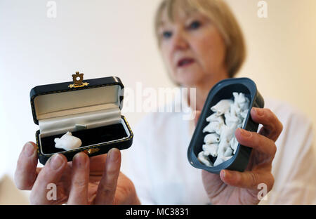 Beaux-Arts student Bonnie Kavanagh détient sa collection de petits coeurs en porcelaine, qui sont un hommage aux bébés de Tuam et seront affichées dans la galerie de Dublin Zozimus. Banque D'Images