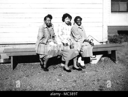 Trois femmes afro-américaines s'asseoir sur un banc, ca. 1940. Banque D'Images